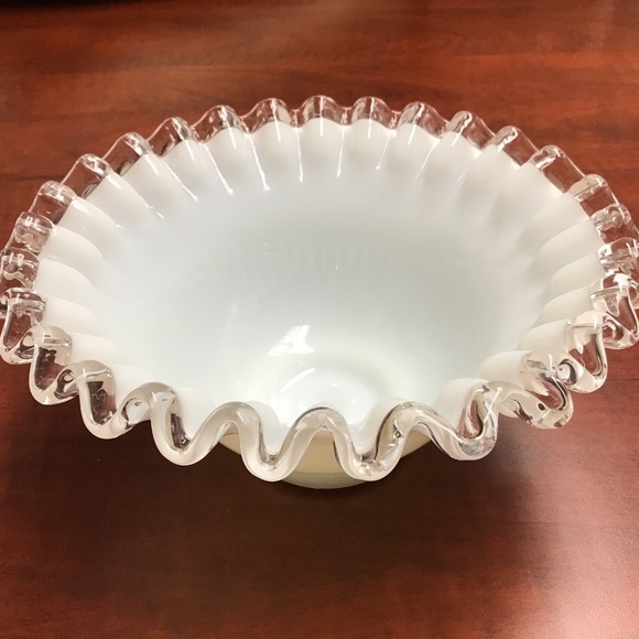 Fenton Vintage RARE White Ruffled Glass Vase - Picture 2 of 6